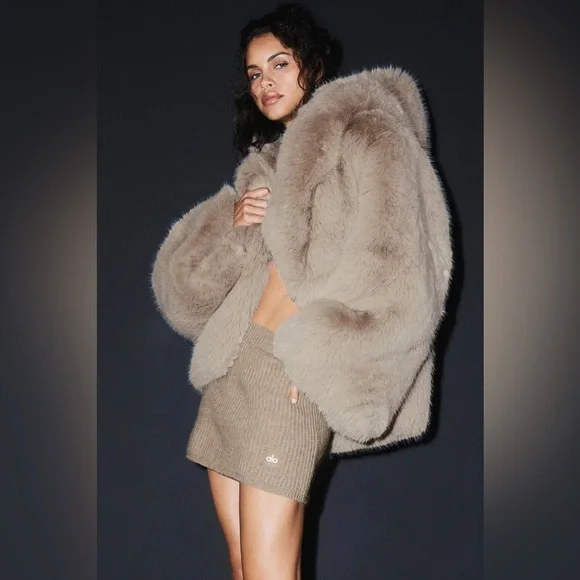 ALO Yoga Opulent Faux Fur Statement Jacket m/l oat - Picture 4 of 8